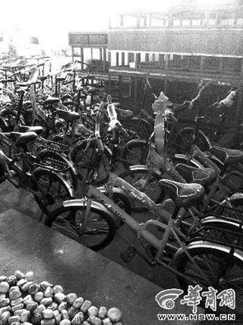 红会向国企老干部捐万辆劣质单车 骑两下就爆胎