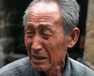 想起家里遭遇的不幸,小燕超的爷爷王二行悲痛欲绝.