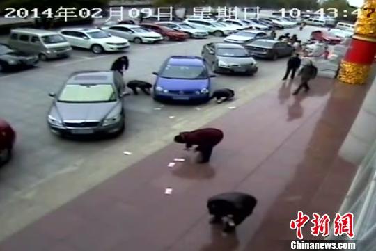 夫妻取钱被风吹散 10多位市民帮忙捡钱
