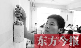 大学生3年回收26万支废笔芯倡议大家少用中性