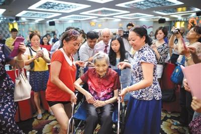 重庆拟立法要求子女写信问候老人 回应称不具强制性
