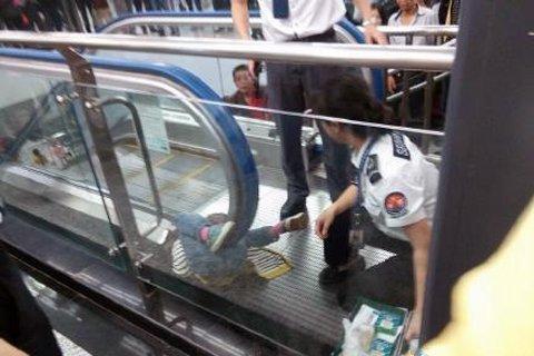 重庆男童被卷电梯扶手致死 事发时电梯正常运