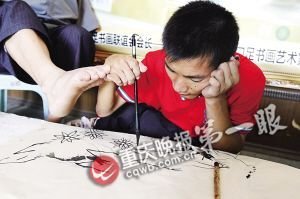 31岁残疾青年白天乞讨晚上拜师用脚学画(图)