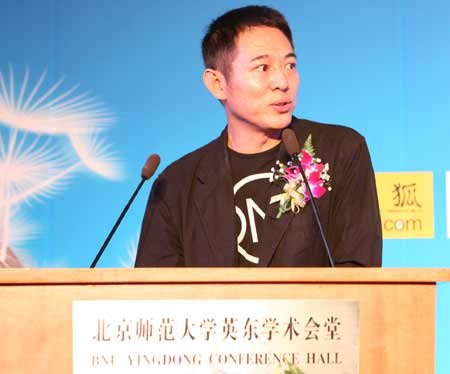 李连杰首度透露壹基金可能面临中断 法律欠完