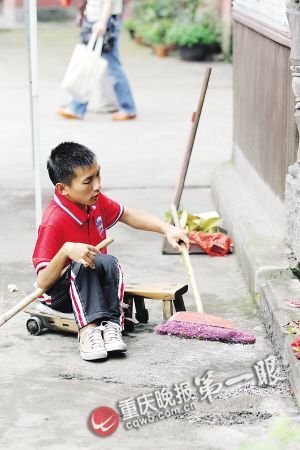 31岁残疾青年白天乞讨晚上拜师用脚学画(图)