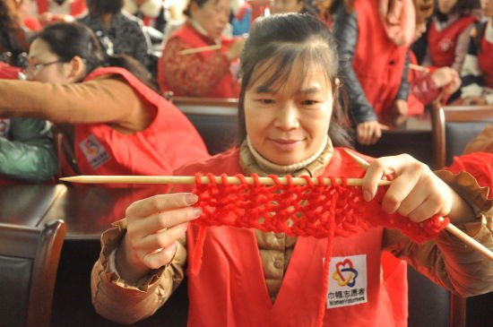 关爱留守儿童之“新年新衣”我为留守儿童织围脖活动