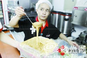 目击海底捞骨汤勾兑全过程:有点像泡方便面(图)