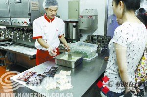 目击海底捞骨汤勾兑全过程:有点像泡方便面(图)
