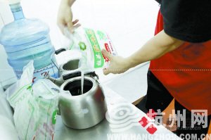 目击海底捞骨汤勾兑全过程:有点像泡方便面(图)