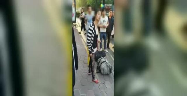 杭州街头母亲脚踩女儿的原因查明 真相让人落泪