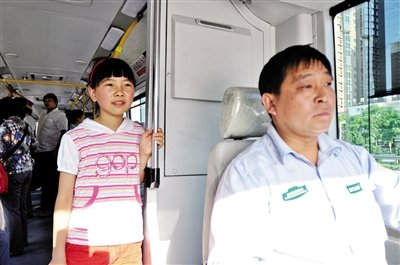 六一陪爸妈上天班 “公交老爸”的“高温生活”