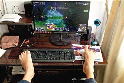 无臂男孩用脚答题高考超一本线3分 向着目标奔跑