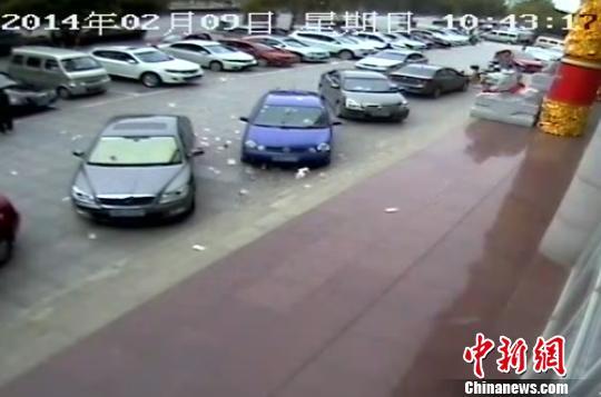 夫妻取钱被风吹散 10多位市民帮忙捡钱