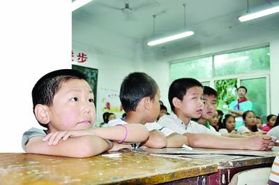 高校学生靠捡垃圾等10年为山区孩子捐20万