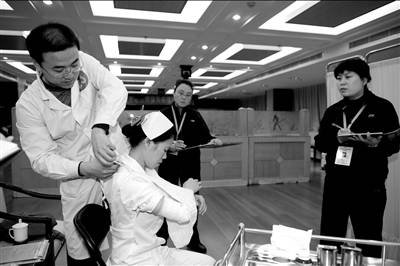 北京将提养老护理员待遇 政府为护理员培训买
