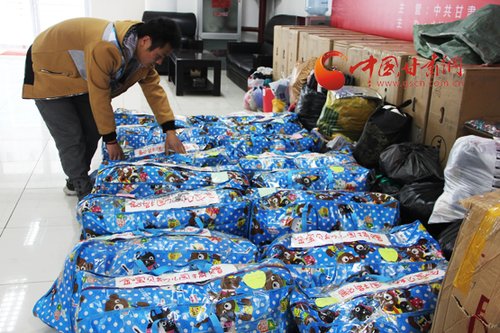 北京一幼儿园向甘肃山区孩子邮寄来16包衣物