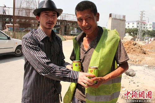 “犀利哥”为流浪人士派凉茶 呼吁社会关怀_腾讯公益_腾讯网