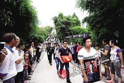 牺牲消防员刚子骨灰回乡 万人夹道迎接