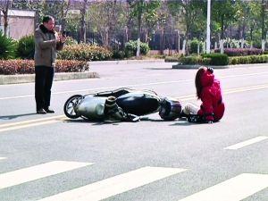 大叔遇女子被撞倒地 先拍照取证再扶人