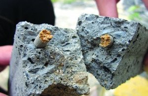 合肥多家建筑工地混凝土里穿竹签代替钢筋_监