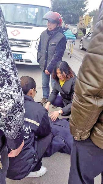 老人倒地昏迷无人敢扶起 怀孕女医生跪地抢救