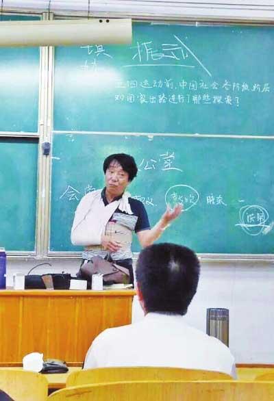 河南一教师溜出医院绑着绷带上课 网友点赞称最敬业