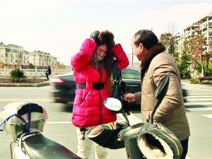 大叔遇女子被撞倒地 先拍照取证再扶人