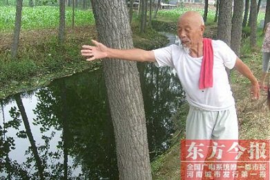 80岁老人三米深河救两名孩子 拒收鸡蛋不言谢