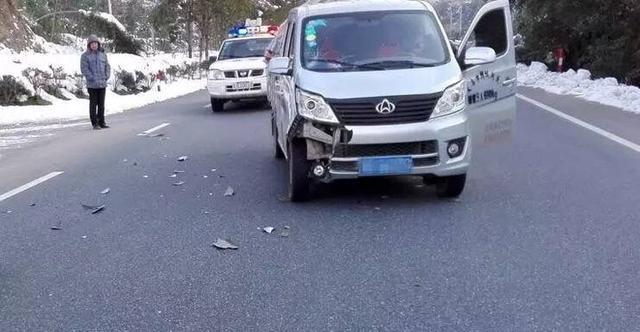 正能量!-8℃民警脱外套给伤员 自己冻得发抖 正能量!-8℃民警脱外套给伤员 自己冻得发抖