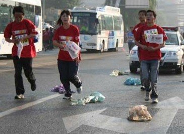 北京马拉松制造垃圾无数 志愿者提醒不要乱扔