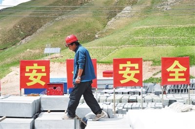 北京援建玉树收官之年 记者探访玉树北京建筑队