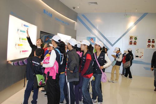 深圳英文小记者参观腾讯大厦