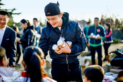 黄晓明为何能登上《中国慈善家》杂志封面？