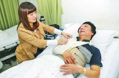 河南一教师溜出医院绑着绷带上课 网友点赞称最敬业