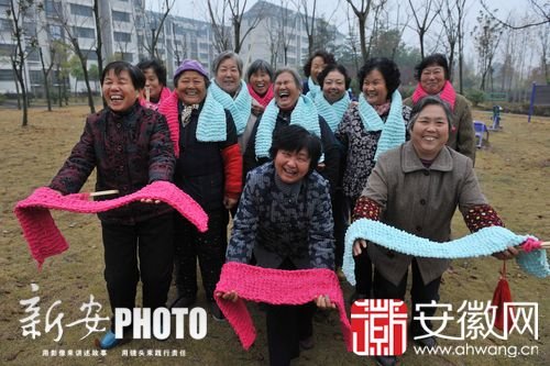 奶奶团助力新年新衣 亲手为贫困地区儿童织围