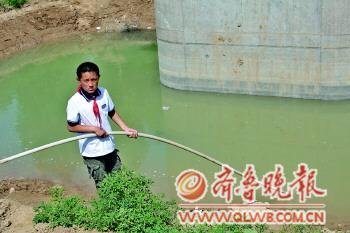 13岁留守男孩智救4落水儿童 救起后做人工呼吸