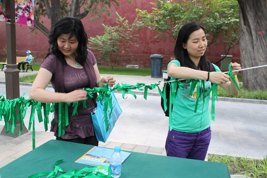 北京市民系绿丝祈愿地球 共筑环保未来