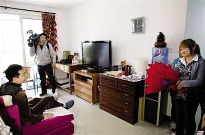 落水女孩登门献花&ldquo;拐杖哥&rdquo;