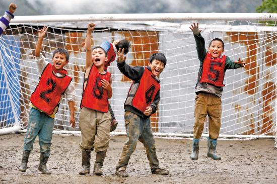 益行家:为小学捐运动场