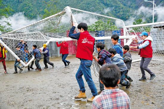 益行家:为小学捐运动场
