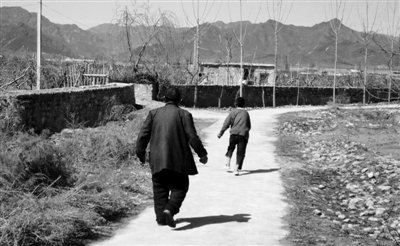 孩子“呆傻” 爷爷外公互推抚养权