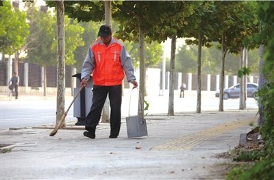 清洁工7·21中捡车牌等失主行善成名后赞誉不