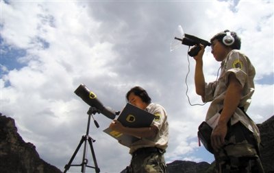 民間護(hù)鳥員懸崖峭壁尋黑鸛(圖)