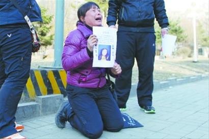 女子举寻人启事下跪寻母 称砸锅卖铁也给酬金