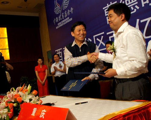 曹德旺曹晖2亿扶贫善款捐赠仪式在昆明举行