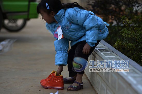 新邦物流公司员工为山区孩子送衣服 记者 张训武 摄普红小学等待领取