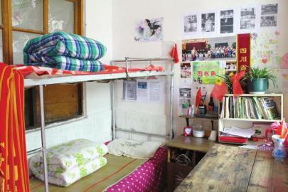 扎根村小 21 年 四川教师让尿床学生睡自己上铺