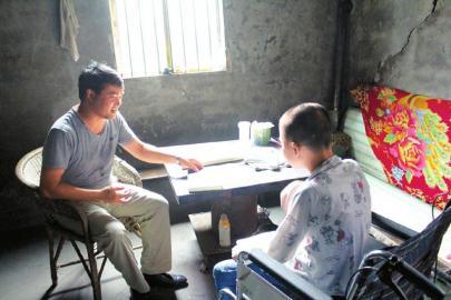 扎根村小 21 年 四川教师让尿床学生睡自己上铺