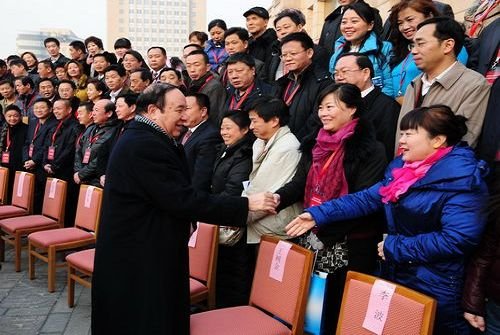 第十届全国人大常委会副委员长司马义·艾买提亲切接见与会代表并