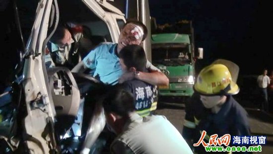 海南海榆东线车祸:小轿车撞大卡车致四死一伤